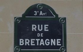 Le studio des enfants rouges